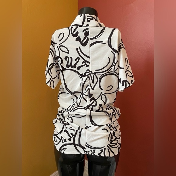 Women's Black & White
Geometric Blouse (4) - Picture 3 of 3